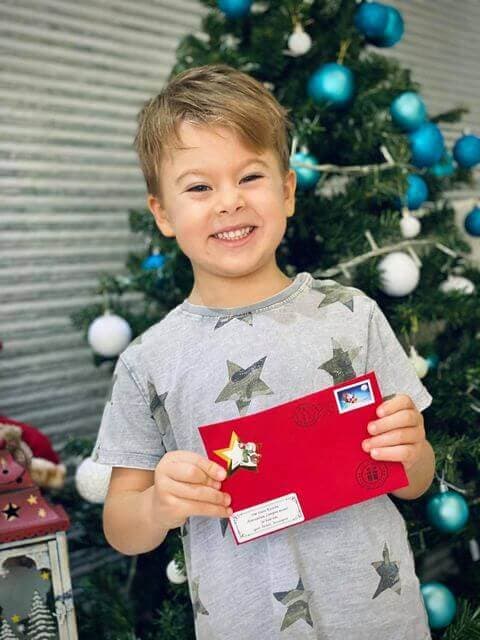 Момче с радостна усмивка