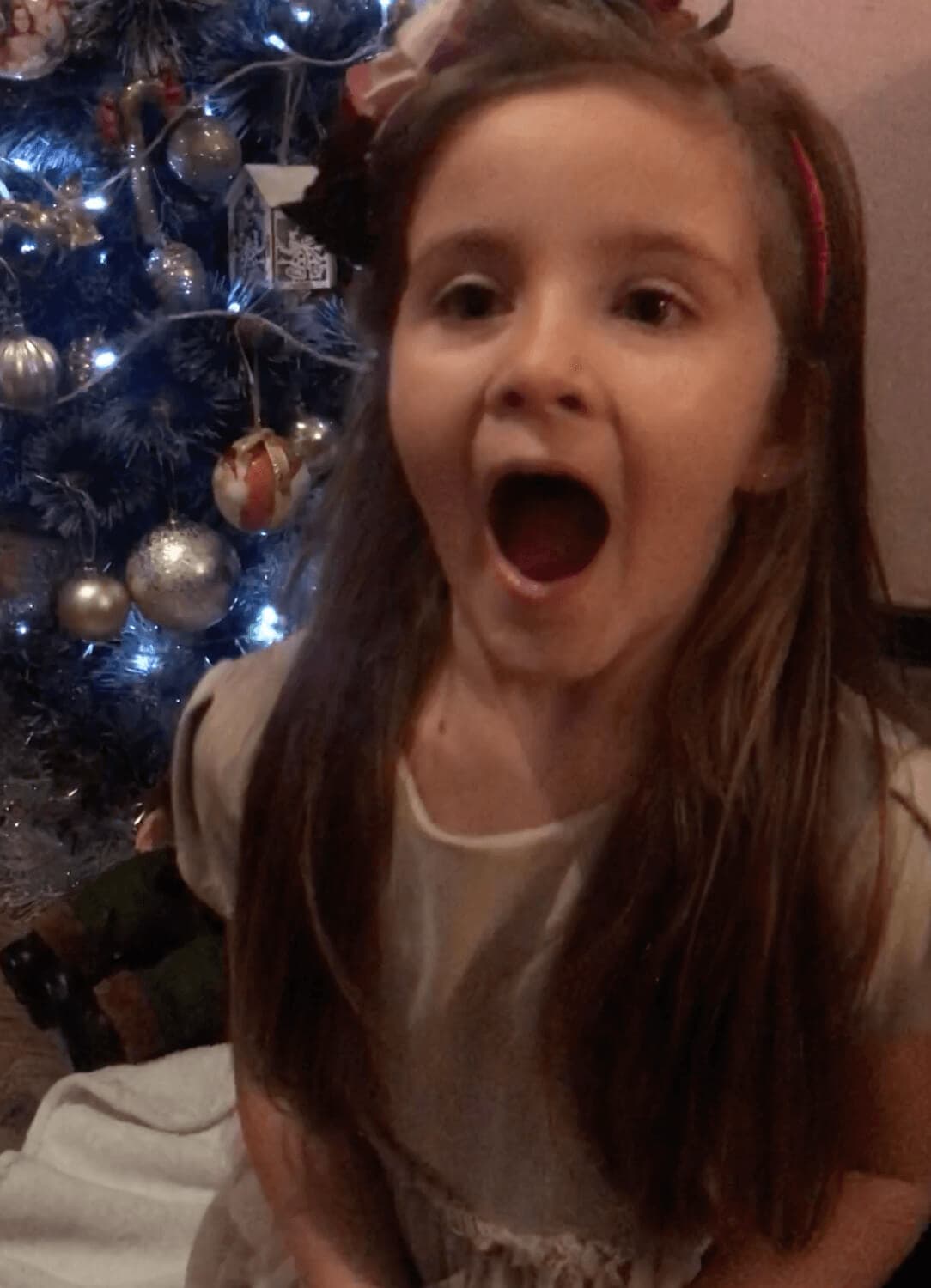 Усмихнато дете с коледен подарък